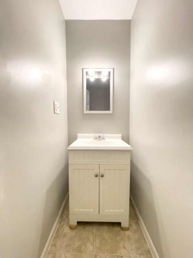 Building Photo - PRELEASING for AUGUST! Pet-Friendly 4BR Walk to Ball State, in unit Washer/dryer and hardwood flo...
