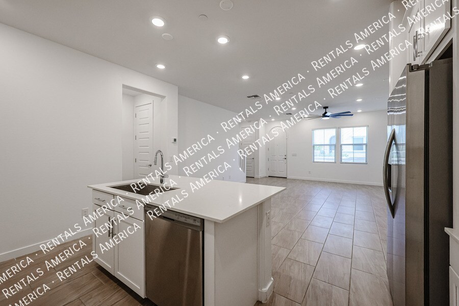 Building Photo - 4077 S Sabrina Dr