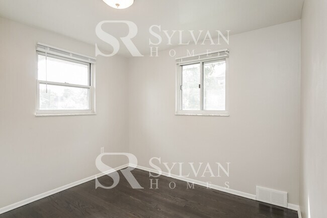 Building Photo - Cheerful and Welcoming Home for You!