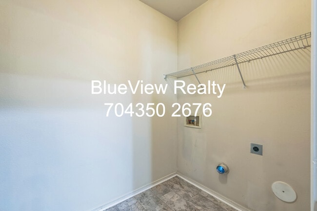 Building Photo - Beutiful 3 bed 2.5 bath with open area