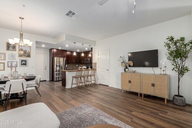Building Photo - 2821 S Skyline Dr