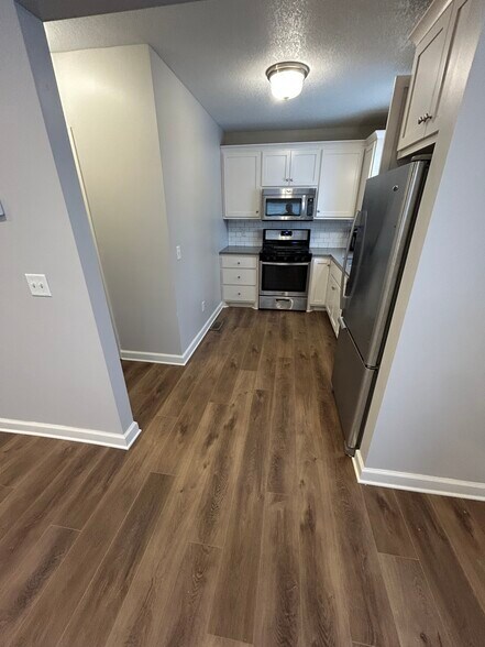 Custom cabinets and quartz tops - 950 29th Ave NE