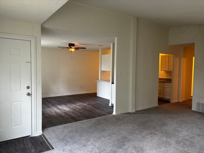 Building Photo - 3 Bedroom 2 Bath