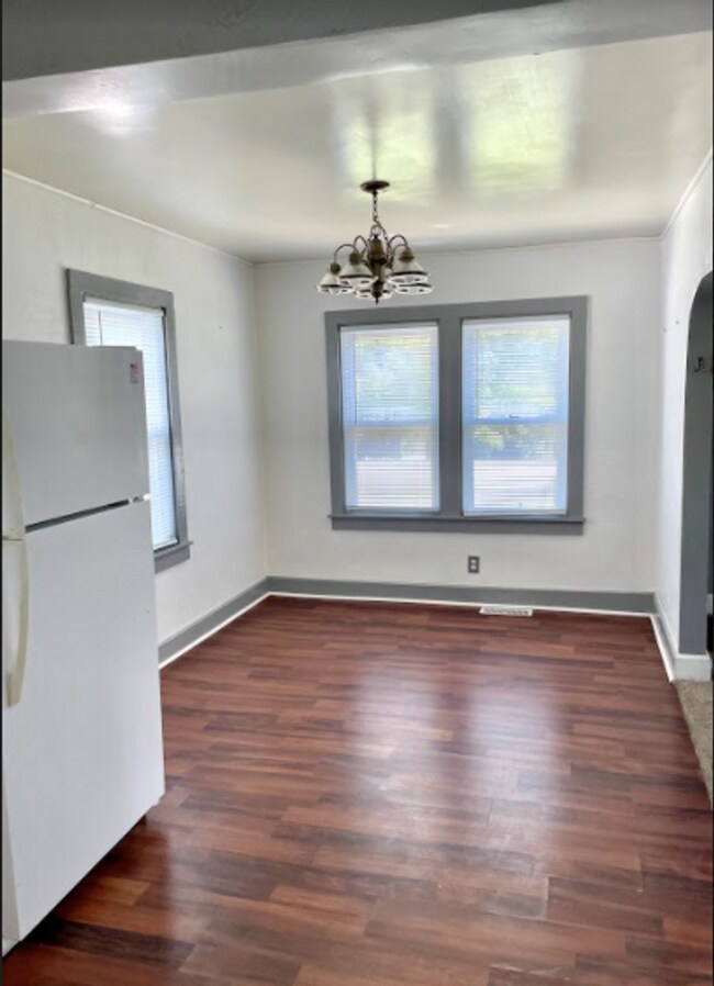 Building Photo - AVAILABLE NOW. 2 bed/1 bath SINGLE FAMILY HOME with fenced yard!