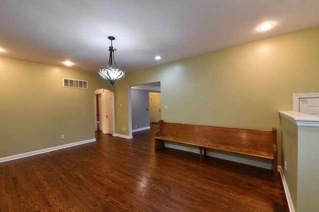 Building Photo - 106 Manlyn Dr