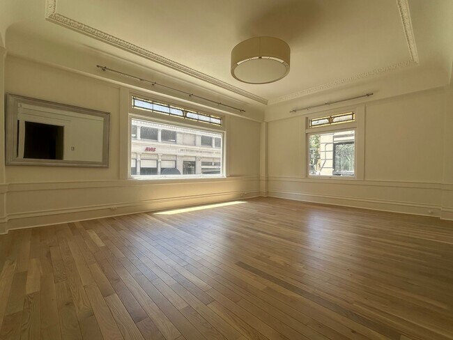 Building Photo - Epic REA- Spacious Flexible Plan 2 BR/1 BA...