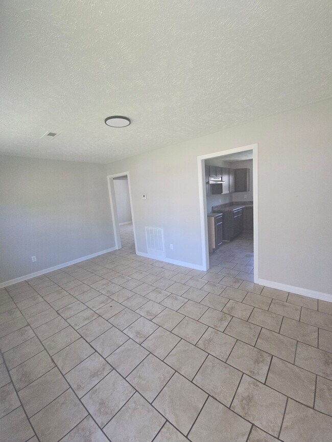 Building Photo - 916 Monroe Ave