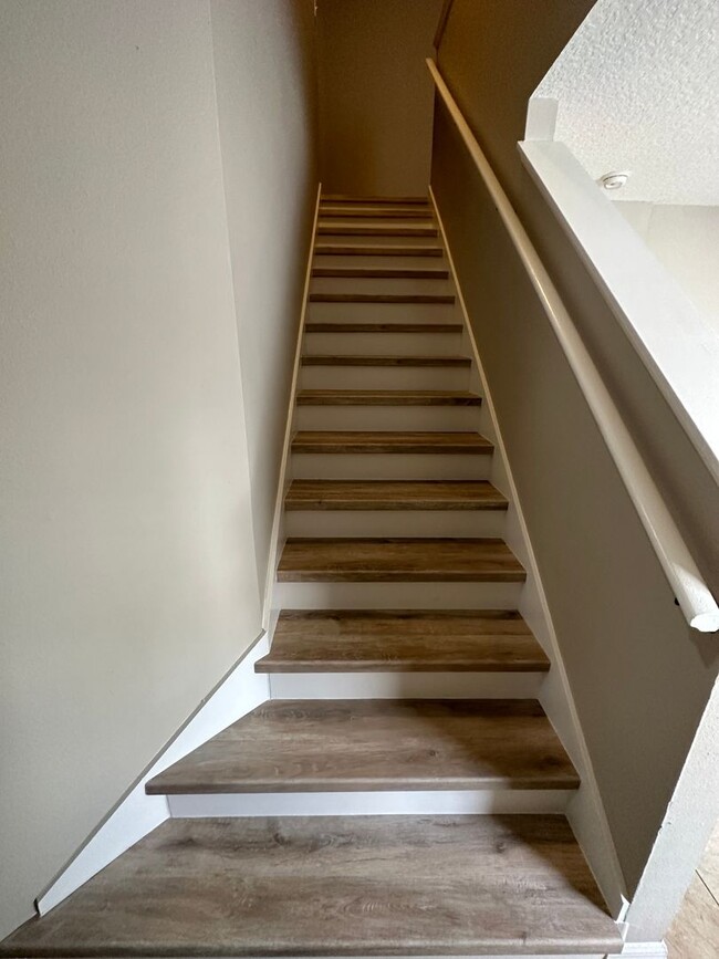 Building Photo - Lovely  3/2.5 Home w/ 2nd floor loft and f...