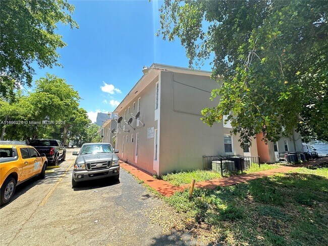 Building Photo - 1525 NW 19th Terrace