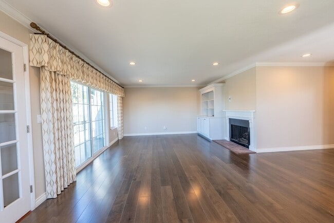 Building Photo - 3 Bedroom & 2 Bathroom