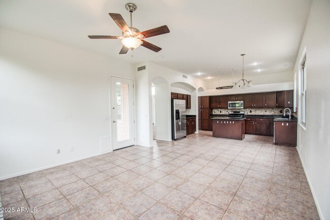 Building Photo - 3938 E San Pedro Ave