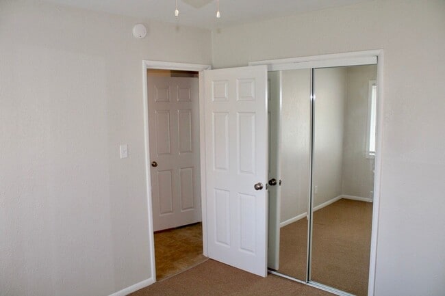 Building Photo - Cute 3Bedroom 1Bath Home Located Off Stockdale Hwy Centrally Located. Large Gated Yard. Gardner I...