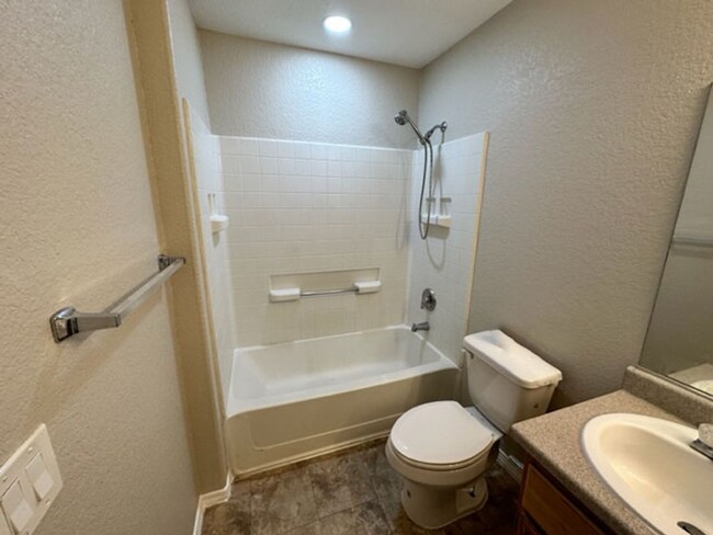 Building Photo - GREAT 2 BED, 2 BATH CONDO! READY FOR IMMED...