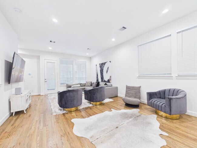 Building Photo - 2711 Clinton Dr