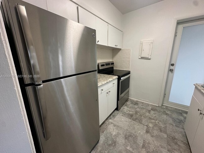 Building Photo - 1567 S Le Jeune Rd