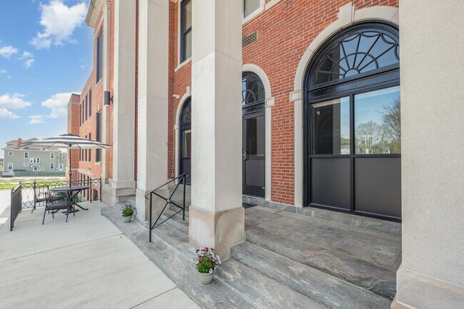 Building Photo - 301 N Mulberry St