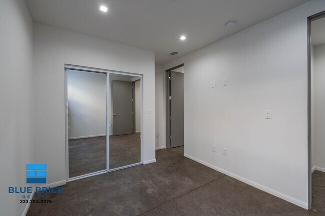 Building Photo - 5239-5241 Huntington Dr -