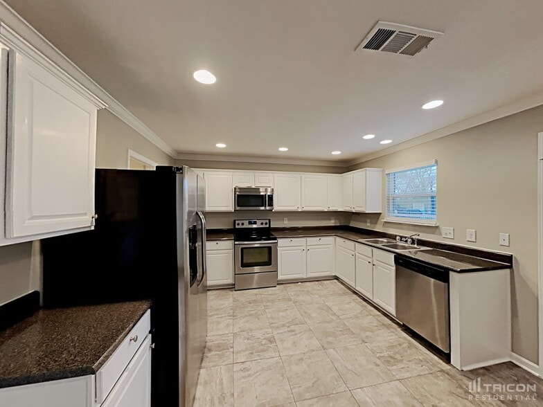 Building Photo - 1021 Benwick Rd