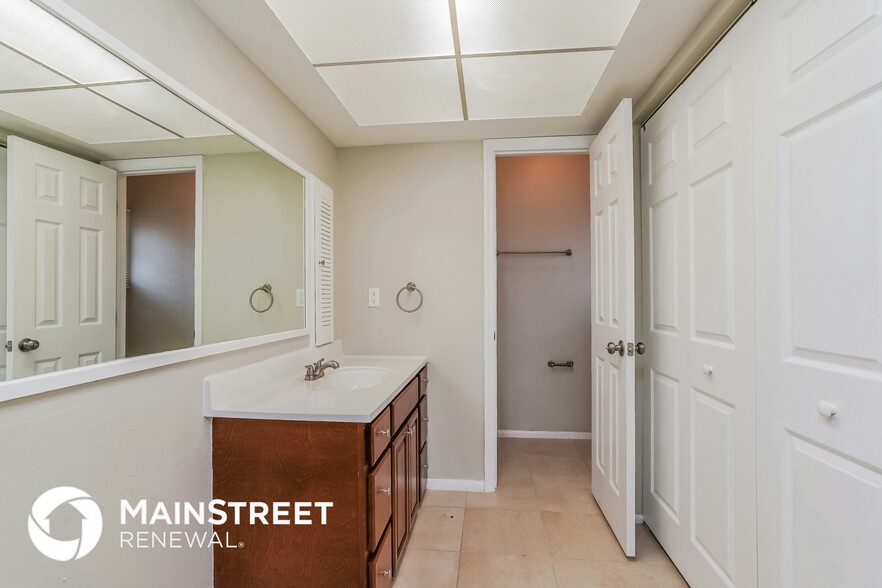 Building Photo - 605 SE 35th St