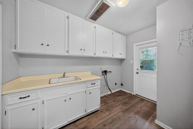 Building Photo - Beautifully refreshed 3-bedroom, 2-bath ranch-style home, located in the sought-after Colonies No...