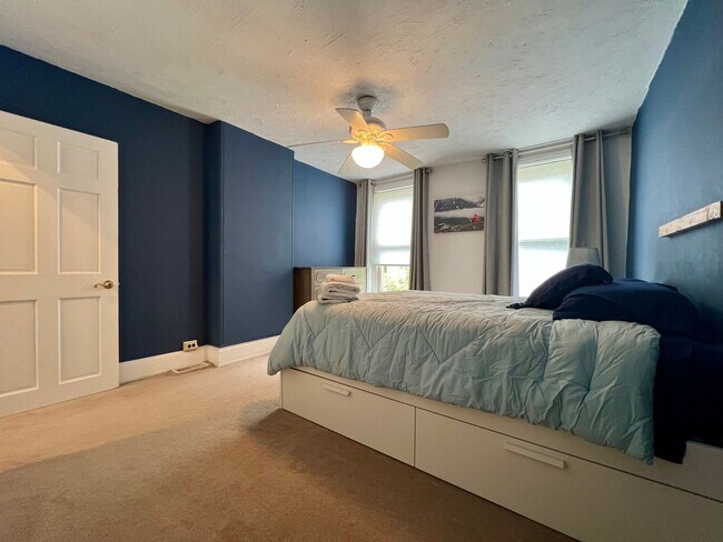 Building Photo - Stunning 2-Bedroom Townhouse in Manayunk! Available NOW!