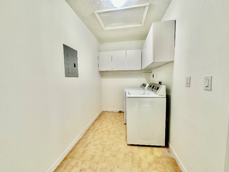 Building Photo - 709 Landover Cir