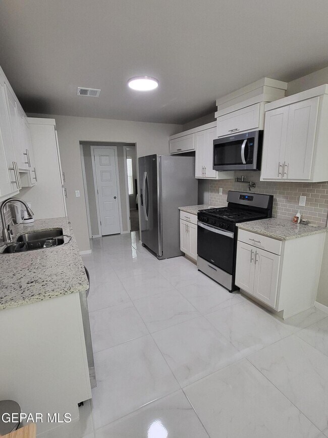 Building Photo - 13865 Lorenz Ave