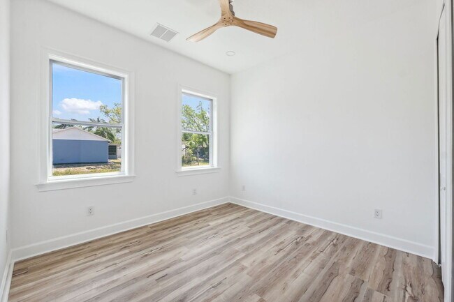 Building Photo - 8622 Inwood Dr