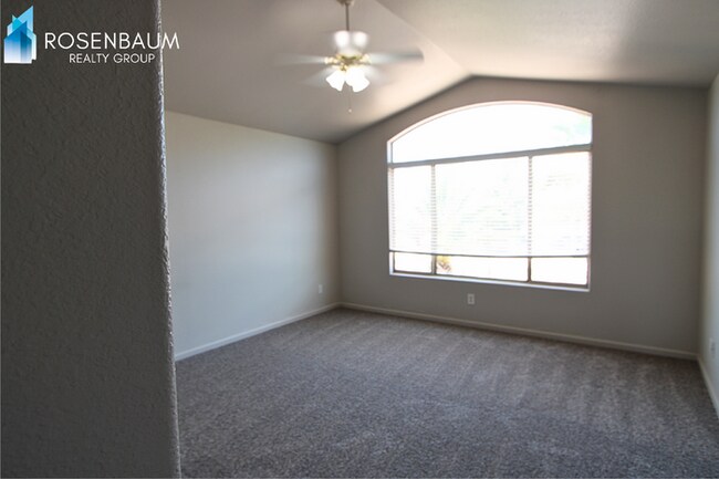 Building Photo - Beautiful 3-beds, 2.5-baths home nestled in Surprise!