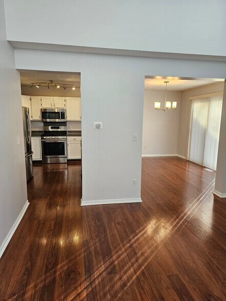 Building Photo - 3910 Old Elm Dr SE