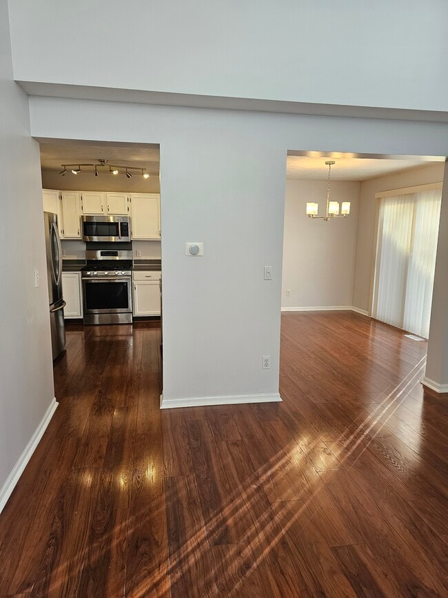 Building Photo - 3910 Old Elm Dr SE