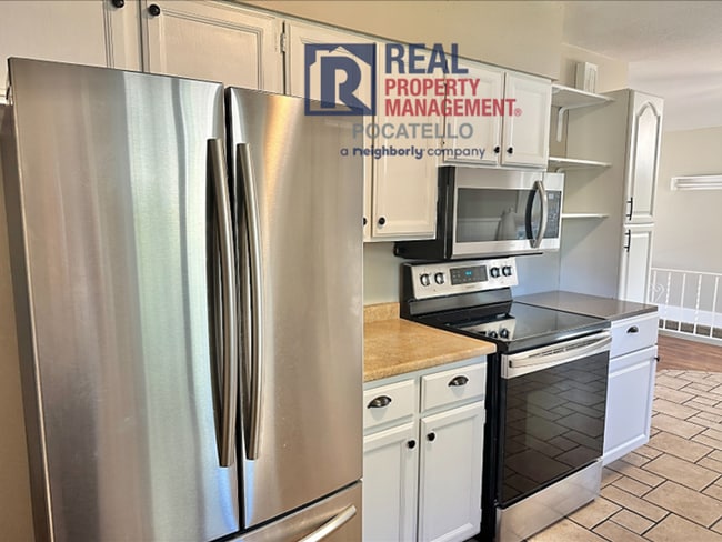Building Photo - 4 Bedroom 2 Bath - 2 Car Garage House - Do...