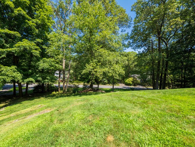 Building Photo - 31 Carriage House Dr