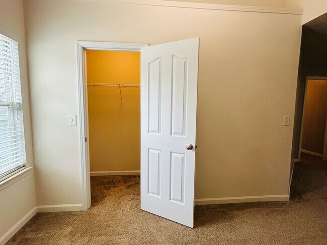 Building Photo - Beautiful 4 bedroom, 2.5 bathroom home in ...