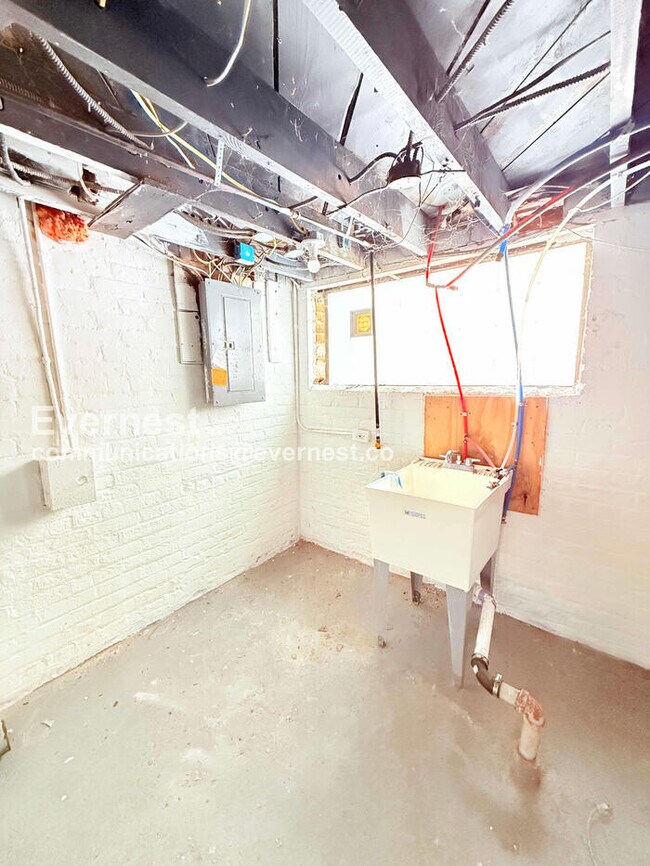 Building Photo - 14393 Strathmoor St