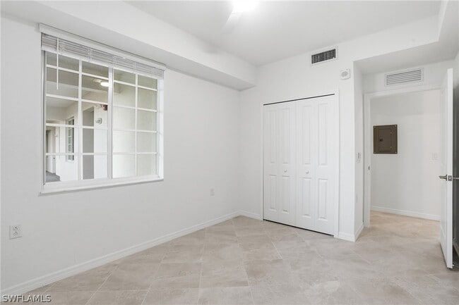 Building Photo - 15375 Grn Acrs Ave