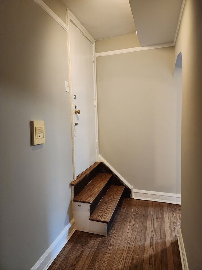 Building Photo - Recently Renovated East Rogers Park Garden...