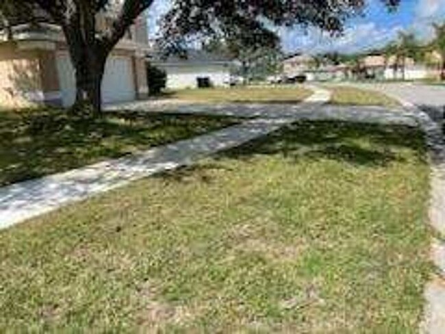 Building Photo - Large 4 Bedroom 2 & 1/2 Bath - 2 story Hom...