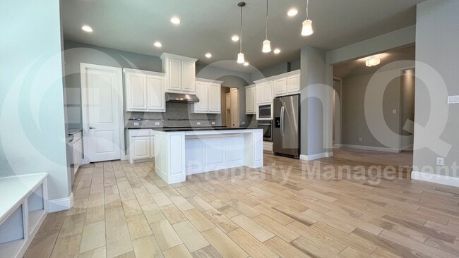 Building Photo - 7005 Golf Club Dr
