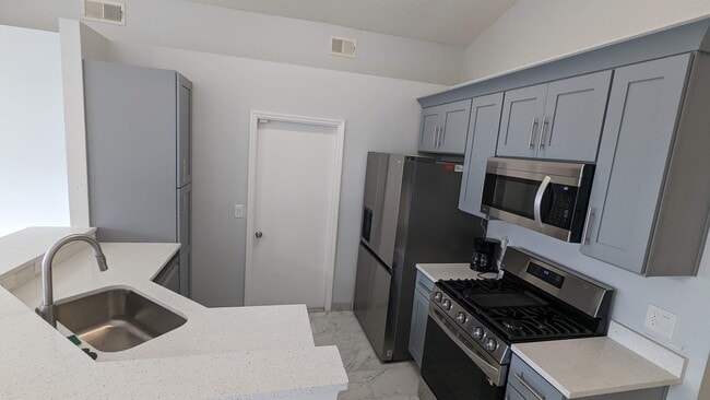 Building Photo - 3048 Pineda Dr