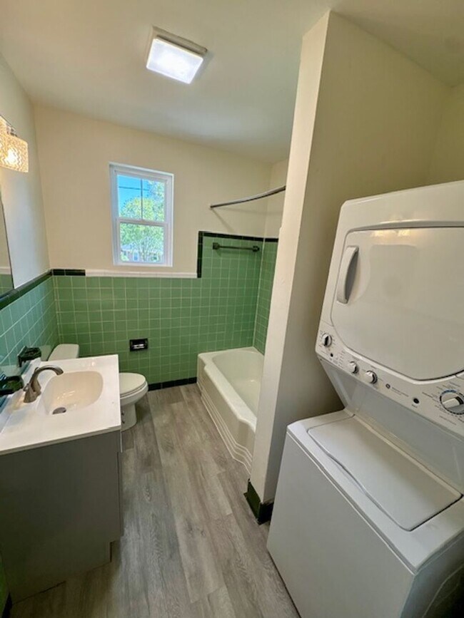 Building Photo - Fully Renovated Three Bedrooms Condo in South Windermere