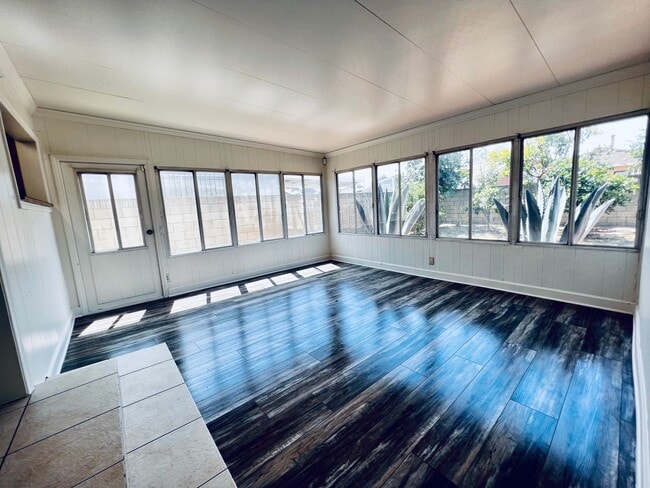 Building Photo - Single Family Home w/Garage, Yard, Fruit T...