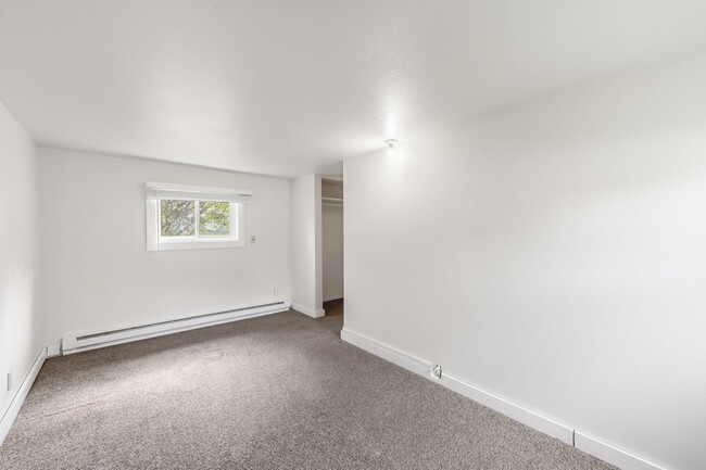 Building Photo - Central CDA rancher 2 bed 1 bath with 2 ca...