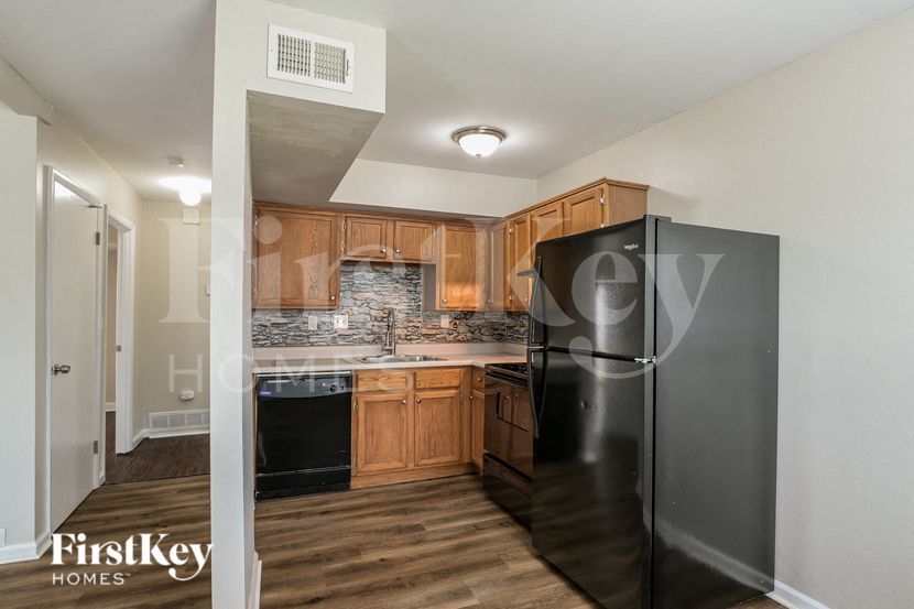 Building Photo - 455 Down Hill Dr