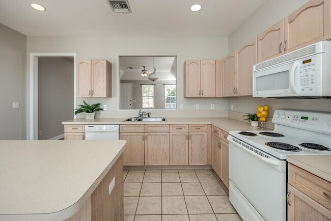 Building Photo - 3570 Four Oaks Blvd