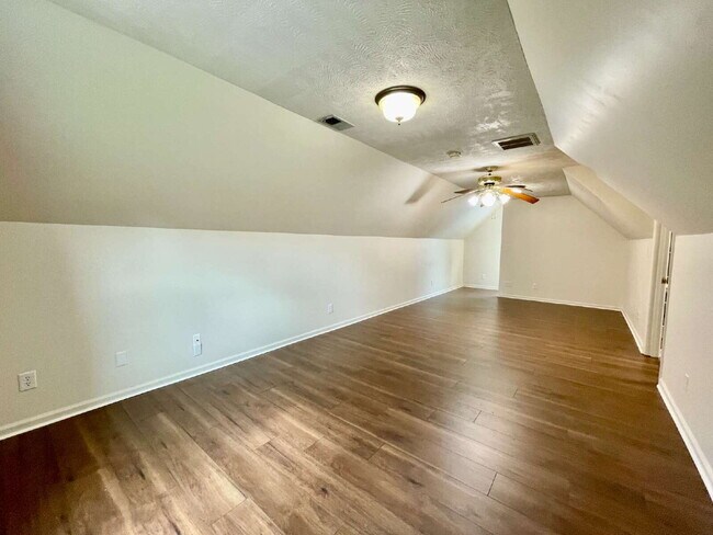 Building Photo - Spacious 6-Bedroom Gem In Fayetteville!