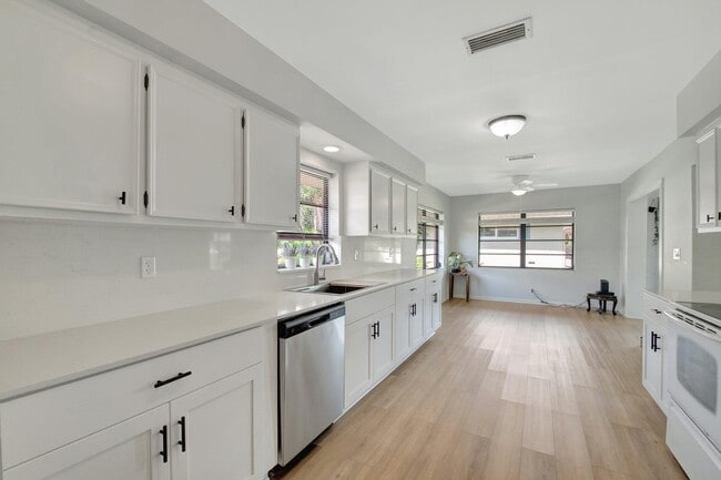 Building Photo - 10452 Greentrail Dr S