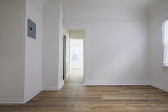 Building Photo - Newly Remodeled 1-bedroom Apartment