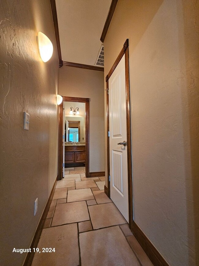 Building Photo - 3 (Bed)/2.5 (Bath) w/ Storm Shelter and Po...