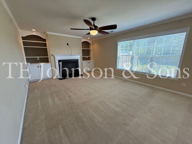 Building Photo - Spacious 4 Bedroom Home with Fenced Yard & Two Car Garage in Clemmons